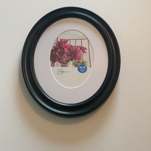 Oval picture frame. Can be hung 2 ways.